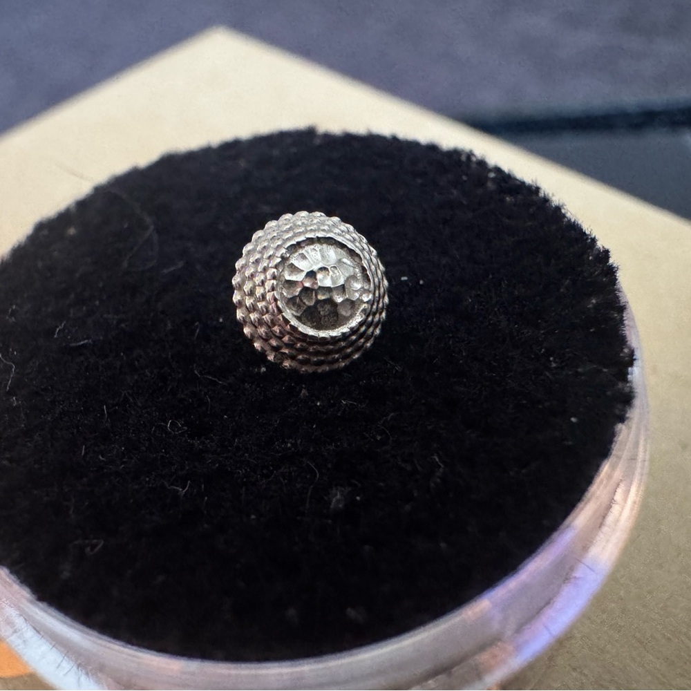 Anatometal Hera hammered texture threadless end. - Picture 2 of 3